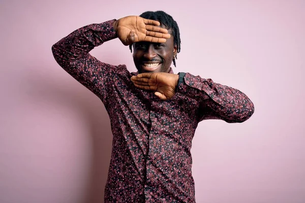 Mladý Pohledný Africký Američan Ležérní Košili Stojící Nad Růžovým Pozadím — Stock fotografie