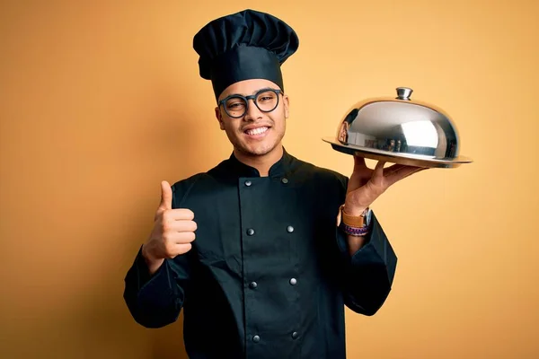 Jeune Chef Brésilien Homme Portant Uniforme Cuisinière Chapeau Tenant Plateau — Photo