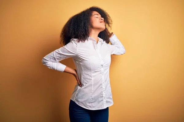 Giovane Bella Donna Afro Americana Elegante Con Capelli Afro Piedi — Foto Stock