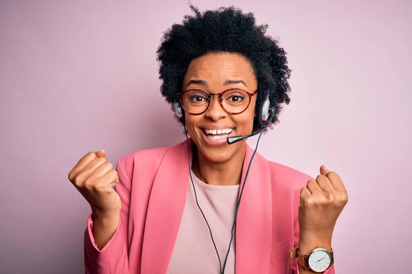 Jovem Operadora Call Center Afro Americana Com Cabelo Encaracolado Usando — Fotografia de Stock