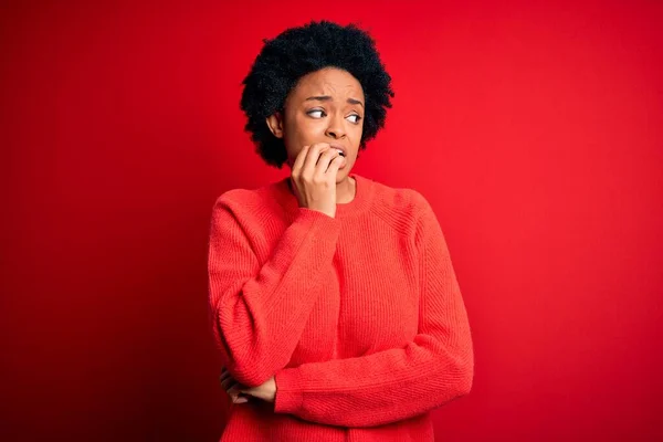 カジュアルなセーターを着て巻き毛を持つ若い美しいアフリカ系アメリカ人アフロ女性は 口の爪をかむ上で手でストレスと緊張しています 不安の問題 — ストック写真