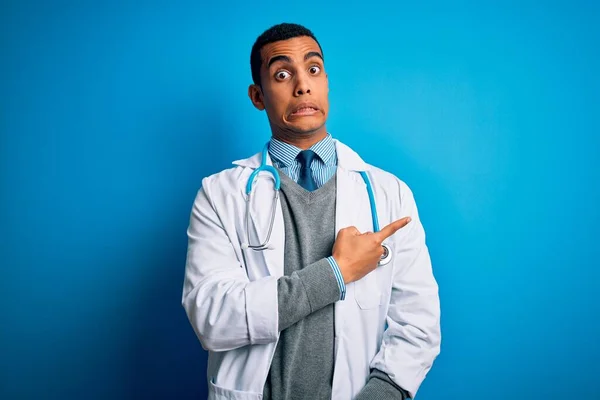 Guapo Afroamericano Doctor Hombre Usando Abrigo Estetoscopio Sobre Fondo Azul — Foto de Stock