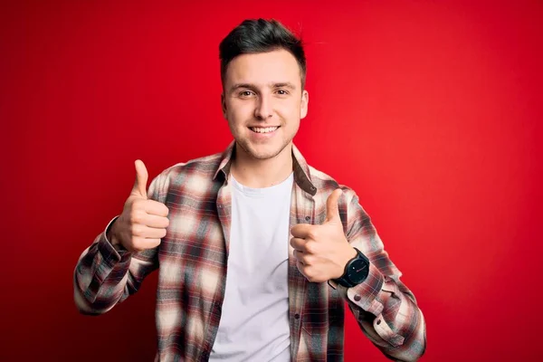 Homem Branco Bonito Jovem Vestindo Camisa Moderna Casual Sobre Vermelho — Fotografia de Stock