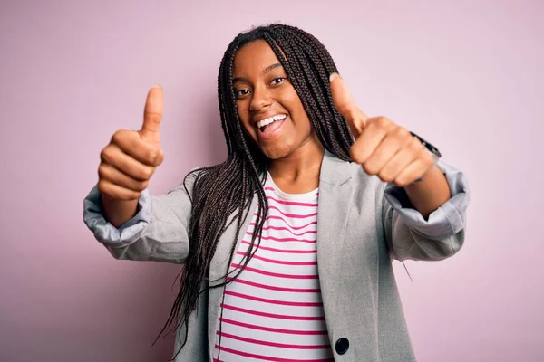 Fiatal Afro Amerikai Üzletasszony Áll Rózsaszín Elszigetelt Háttér Jóváhagyó Csinál — Stock Fotó