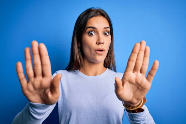 Joven Mujer Morena Hermosa Usando Suéter Casual Pie Sobre Fondo — Foto de Stock