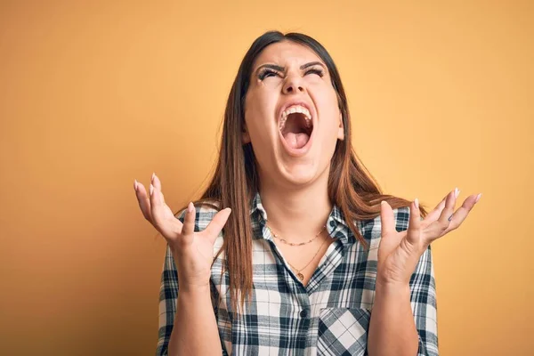 Mujer Hermosa Joven Con Camisa Casual Pie Sobre Fondo Naranja — Foto de Stock