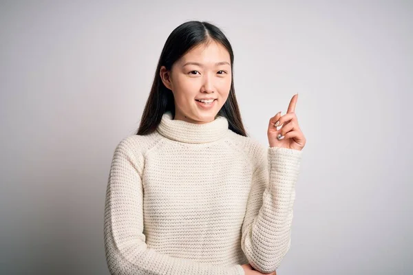 Ung Vacker Asiatisk Kvinna Bär Casual Tröja Stående Över Isolerad — Stockfoto