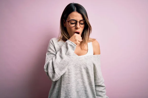 Giovane Bella Donna Bruna Indossa Maglione Casual Occhiali Sfondo Rosa — Foto Stock