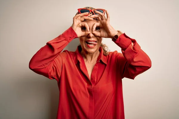 Middelbare Leeftijd Brunette Vrouw Dragen Zakdoek Hoofd Shirt Witte Achtergrond — Stockfoto