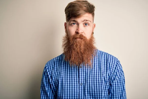 Нахабний Ірландський Бізнесмен Рудою Бородою Стоїть Над Ізольованим Минулим Серйозним — стокове фото