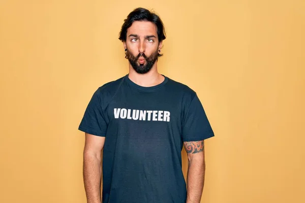 Νεαρός Όμορφος Ισπανός Εθελοντής Που Φοράει Εθελοντικό Μπλουζάκι Κοινωνική Φροντίδα — Φωτογραφία Αρχείου