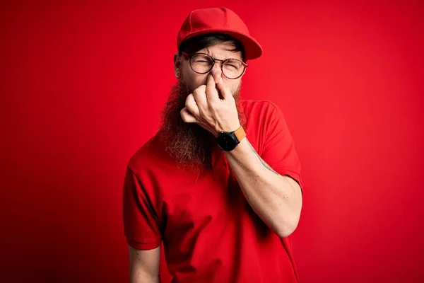 Young Handsome Delivery Man Wearing Glasses Red Cap Isolated Background — Stock Photo, Image