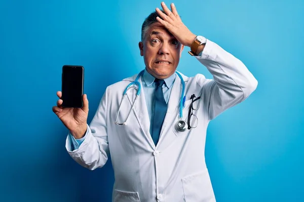 Hombre Guapo Médico Pelo Gris Mediana Edad Sosteniendo Teléfono Inteligente —  Fotos de Stock