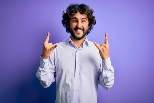 Jovem Homem Negócios Bonito Com Barba Vestindo Camisa Sobre Fundo — Fotografia de Stock