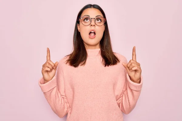 Young Beautiful Brunette Woman Wearing Casual Sweater Glasses Pink Background — Stock Photo, Image