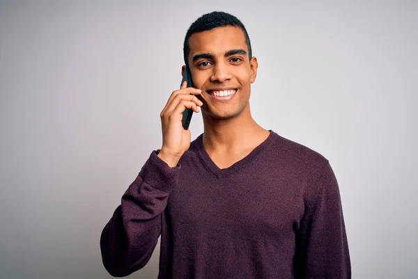 Joven Hombre Afroamericano Guapo Teniendo Conversación Hablando Teléfono Inteligente Con — Foto de Stock