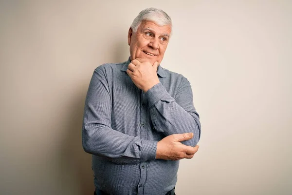 Bărbat Bătrân Chipeş Purtând Cămaşă Casual Stând Fundal Alb Izolat — Fotografie, imagine de stoc