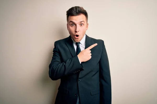 Joven Hombre Negocios Guapo Con Traje Elegante Corbata Sobre Fondo — Foto de Stock