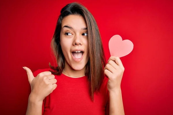 Νεαρή Όμορφη Μελαχρινή Ρομαντική Κοπέλα Κρατώντας Κόκκινο Χαρτί Σχήμα Καρδιάς — Φωτογραφία Αρχείου