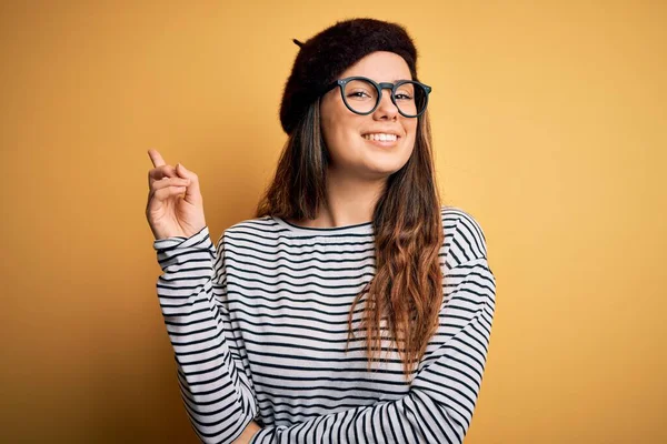 Young Beautiful Brunette Woman Wearing French Beret Glasses Yellow Background — Stock Photo, Image