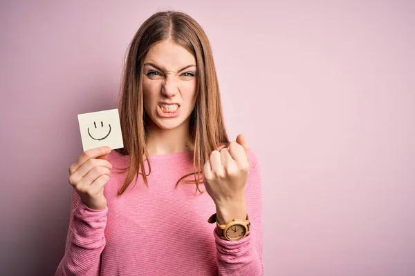 Junge Schöne Rothaarige Frau Hält Erinnerungszettel Mit Lächeln Emoji Nachricht — Stockfoto