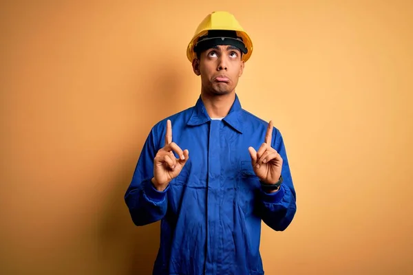 Junger Gutaussehender Afrikanisch Amerikanischer Arbeiter Blauer Uniform Und Schutzhelm Der — Stockfoto