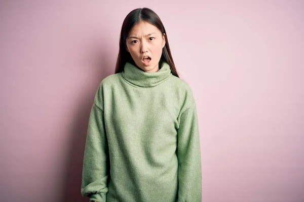 스웨터 빛풀린 의상을 아름다운 아시아 여인은 회의적 빈정대는 표정으로 표정으로 — 스톡 사진