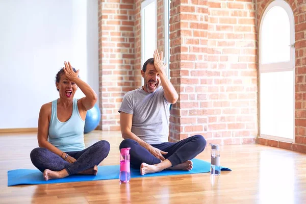 Medelålders Sportiga Par Sitter Mattan Gör Stretching Yoga Motion Gym — Stockfoto