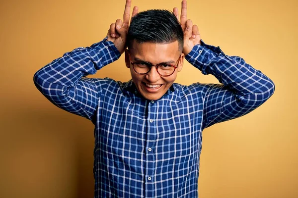 Joven Hombre Latino Guapo Usando Camisa Casual Gafas Sobre Fondo —  Fotos de Stock