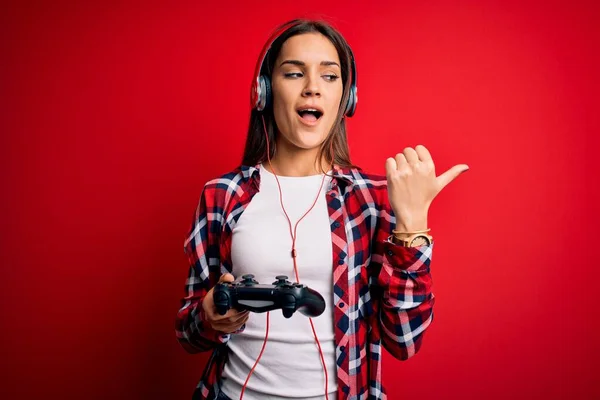 Joven Hermosa Mujer Gamer Morena Jugando Videojuego Con Joystick Auriculares — Foto de Stock