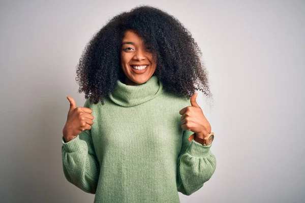 Mladá Krásná Africká Američanka Afro Vlasy Sobě Zelené Zimní Svetr — Stock fotografie