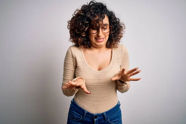 Joven Hermosa Mujer Árabe Rizado Con Camiseta Casual Gafas Sobre — Foto de Stock