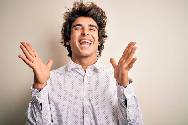 Jovem Empresário Bonito Vestindo Camisa Elegante Sobre Fundo Branco Isolado — Fotografia de Stock