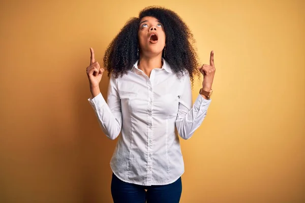 Joven Hermosa Africana Americana Elegante Mujer Con Afro Pelo Pie —  Fotos de Stock