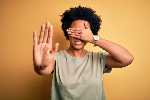 Joven Hermosa Afroamericana Afro Mujer Con Pelo Rizado Con Camiseta —  Fotos de Stock