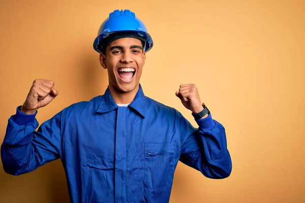 Młody Przystojny Afrykański Robotnik Niebieskim Mundurze Kasku Świętujący Sukces Podniesionymi — Zdjęcie stockowe