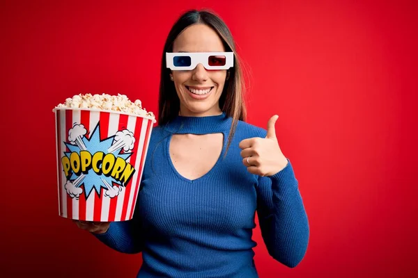 Ung Blond Kvinna Bär Glasögon Och Äter Popcorn Titta Film — Stockfoto