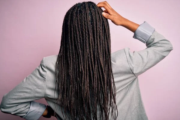Jonge Afrikaanse Amerikaanse Zakenvrouw Staat Roze Geïsoleerde Achtergrond Achterwaarts Denken — Stockfoto