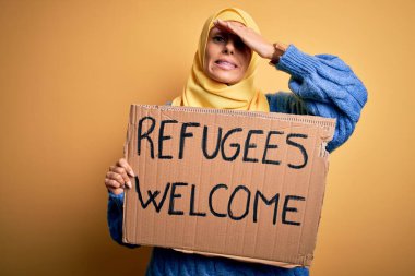 İslami tesettüre bürünmüş güzel bir Arap kadın elinde mültecilerle bayrak tutarken el ele vurulan, utanç ve şaşkınlık dolu, sinirli ve hayal kırıklığına uğramış bir mesajla karşılanıyor. Hata için korku ve üzüntü.