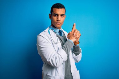 Mavi arka plan üzerinde steteskop ve ceket giyen yakışıklı Afrikalı Amerikalı doktor. Sembolik silahı elinde tutuyor. El hareketleriyle cinayet silahlarıyla oynuyor. Kızgın surat.