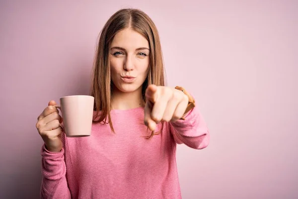 Joven Hermosa Pelirroja Bebiendo Taza Café Sobre Fondo Rosa Aislado — Foto de Stock