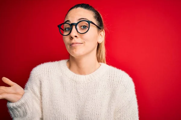 Hermosa Mujer Rubia Con Ojos Azules Usando Suéter Gafas Sobre —  Fotos de Stock