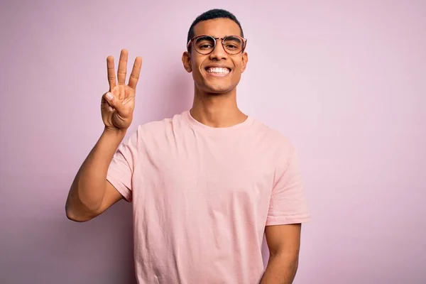 Schöner Afrikanisch Amerikanischer Mann Mit Lässigem Shirt Und Brille Vor — Stockfoto