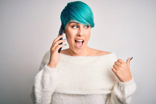 Mavi Saçlı Genç Bir Kadın Akıllı Telefondan Konuşuyor Başparmağıyla Işaret — Stok fotoğraf