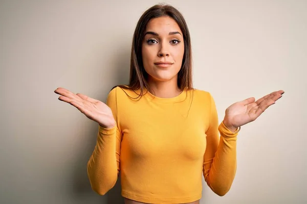 Junge Schöne Brünette Frau Gelbem Lässigen Shirt Über Weißem Hintergrund — Stockfoto