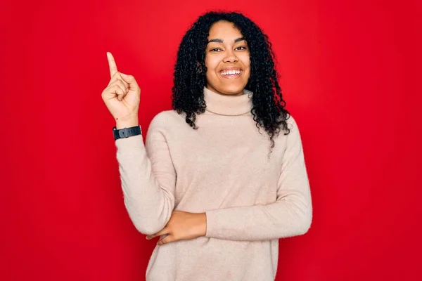 Junge Afrikanisch Amerikanische Lockenkopf Frau Lässigem Rollkragenpullover Über Rotem Hintergrund — Stockfoto