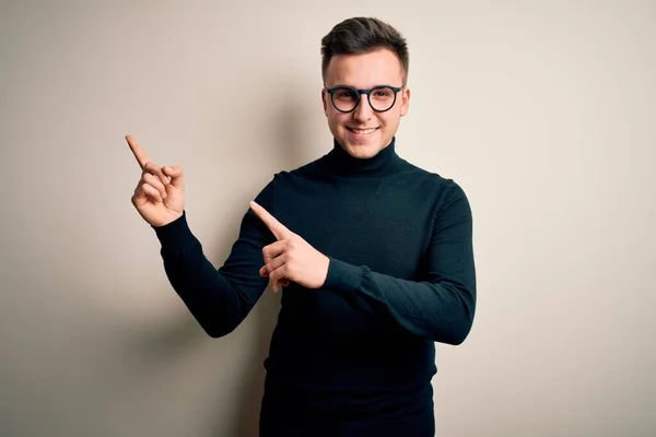 Jeune Homme Caucasien Beau Portant Des Lunettes Pull Décontracté Sur — Photo