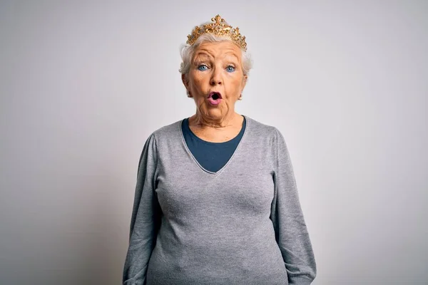 Ältere Schöne Grauhaarige Frau Trägt Goldene Königinnenkrone Auf Weißem Hintergrund — Stockfoto