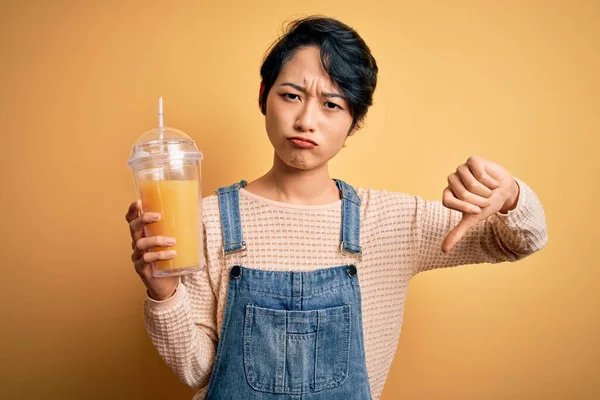 Giovane Bella Donna Cinese Che Beve Succo Arancia Sano Sfondo — Foto Stock