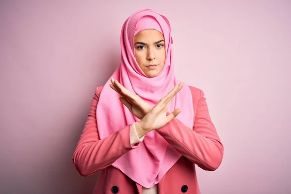 Ung Vacker Flicka Bär Muslim Hijab Står Över Isolerad Rosa — Stockfoto